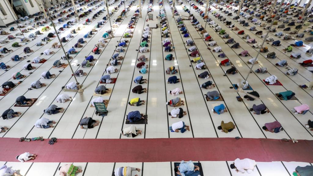 Musulmanes rezando en la mezquita de Baitul Mukarram, en Bangladés, con distancia de seguridad por la Covid-19.