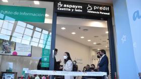 Punto de Información de ASPAYM y PREDIF en Vallsur 15