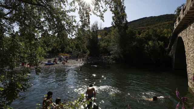 Un grupo de personas disfruta de un baño en el río Arga en la localidad navarra de Irozt.