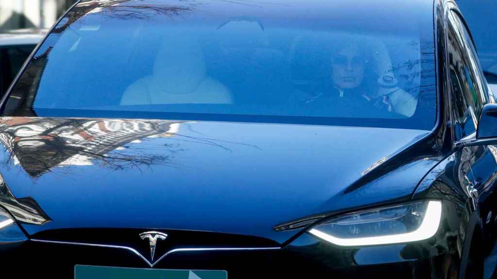 Raquel Perera conduciendo su Tesla X.