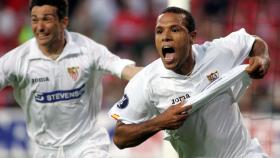 Luis Fabiano celebra un gol con el Sevilla