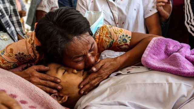 Allegados despiden a un fallecido en las protestas en Mandalay, Birmania, en su funeral.