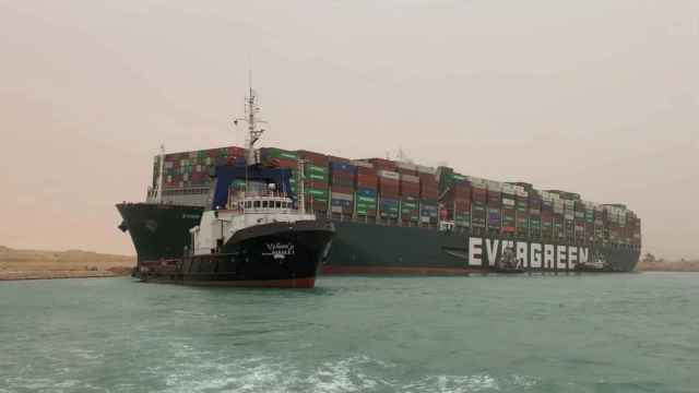 Imagen del barco carguero encallado en el canal de Suez.