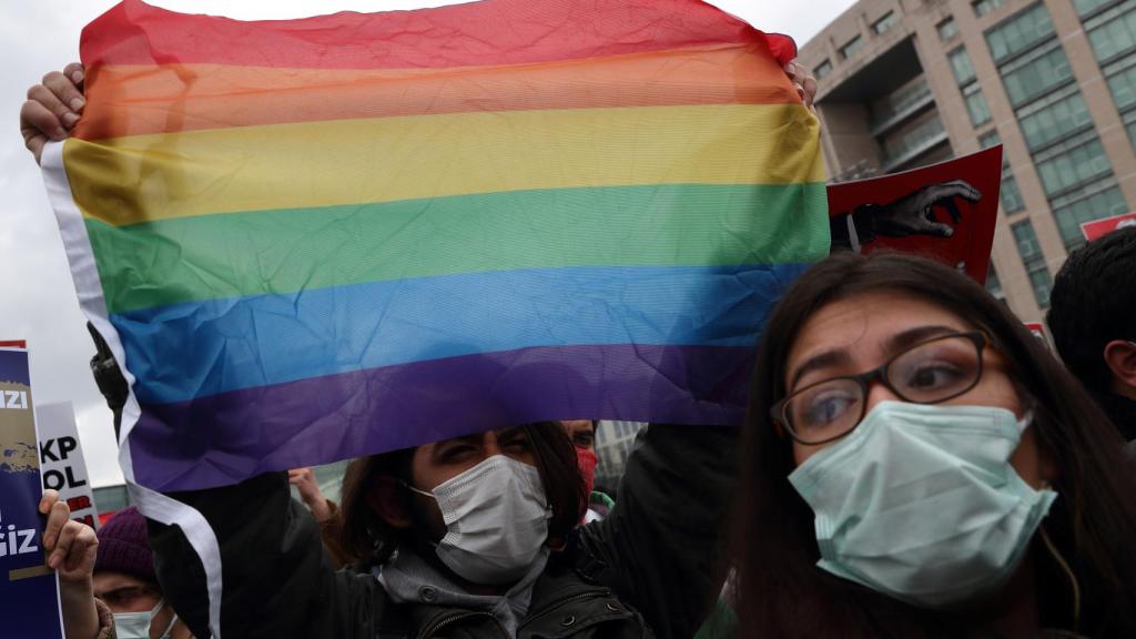 Estudiantes universitarios se manifiestan ante el Palacio de Justicia de Estambul por los derechos LGTBI.