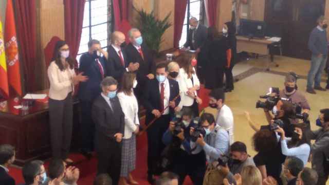 El nuevo alcalde de Murcia, el socialista José Antonio Serrano, recibiendo un abrazo.