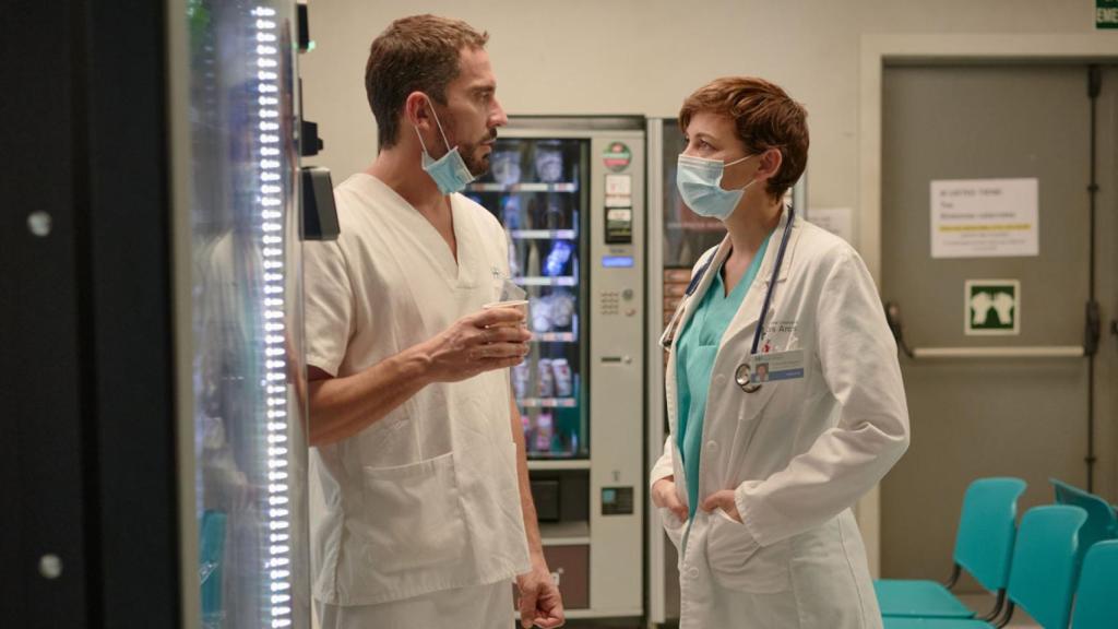 Paco León y Leonor Waitling son Javi y la doctora Cabanas en 'Besos al aire'.