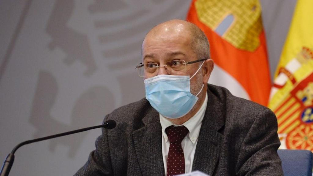 El vicepresidente de la Junta de Castilla y León, Francisco Igea, anunciando las medidas.