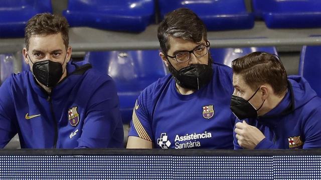 Pau Gasol siguiendo un partido del Barça