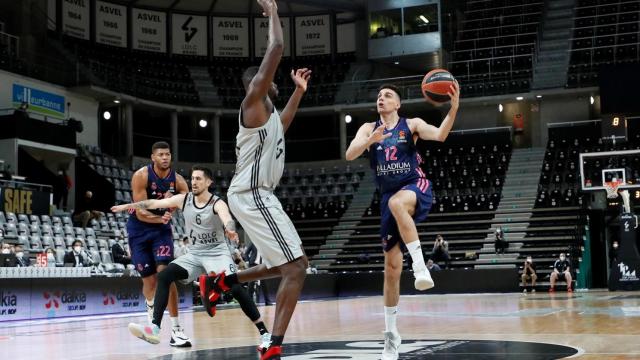 Carlos Alocén entrando a canasta ante ASVEL