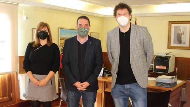 El alcalde de Torrijos, Anastasio Arevalillo, con la concejala de Bienestar Social, Rosa María Quirós, y el presidente de CEPAP, Andrés Martínez (d),