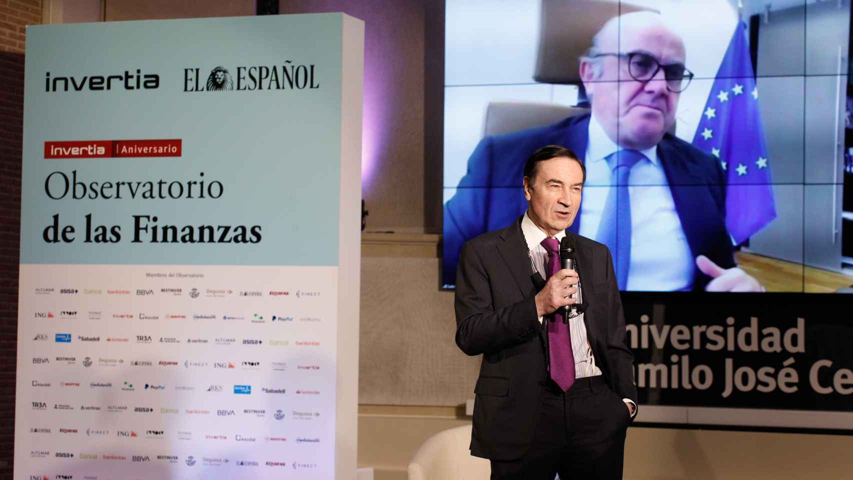 El vicepresidente del Banco Central Europeo, Luis de Guindos, durante su intervención en el Observatorio de las Finanzas de Invertia con el director de EL ESPAÑOL, Pedro J. Ramírez.