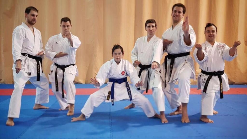 Andrea, con compañeros, en clase de parakarate.