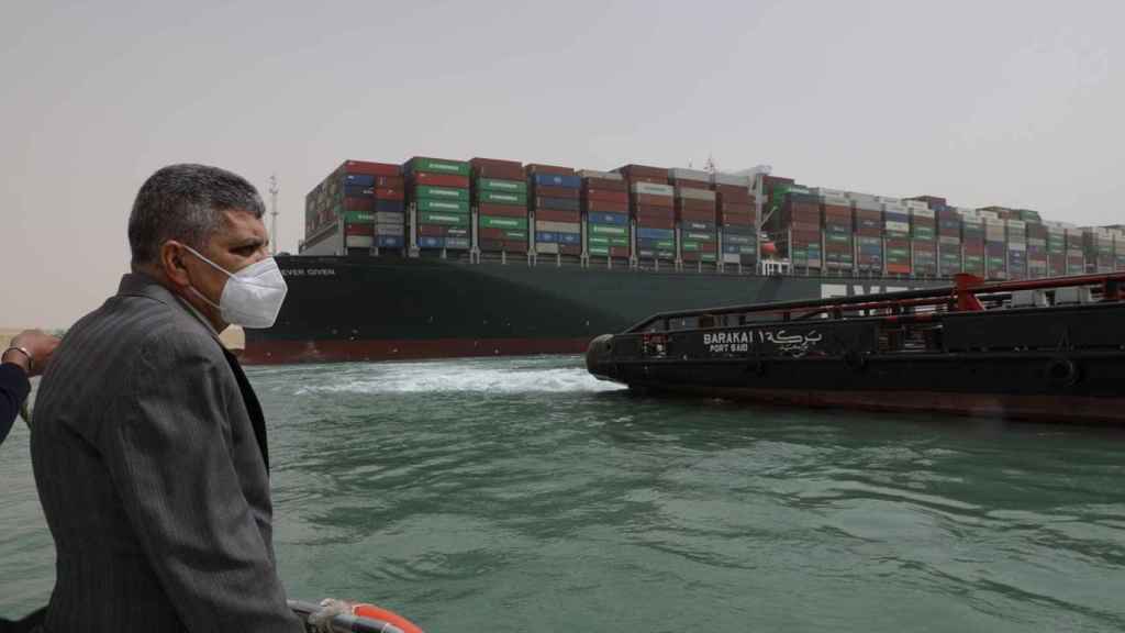 Personal de la Autoridad del Canal de Suez evaluando la situación