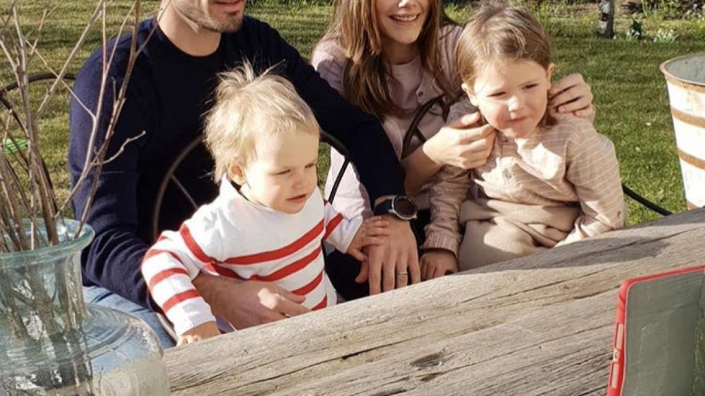 Los príncipes Carlos Felipe y Sofía con los que, hasta ahora, eran sus dos únicos hijos: Gabriel y Alejandro.