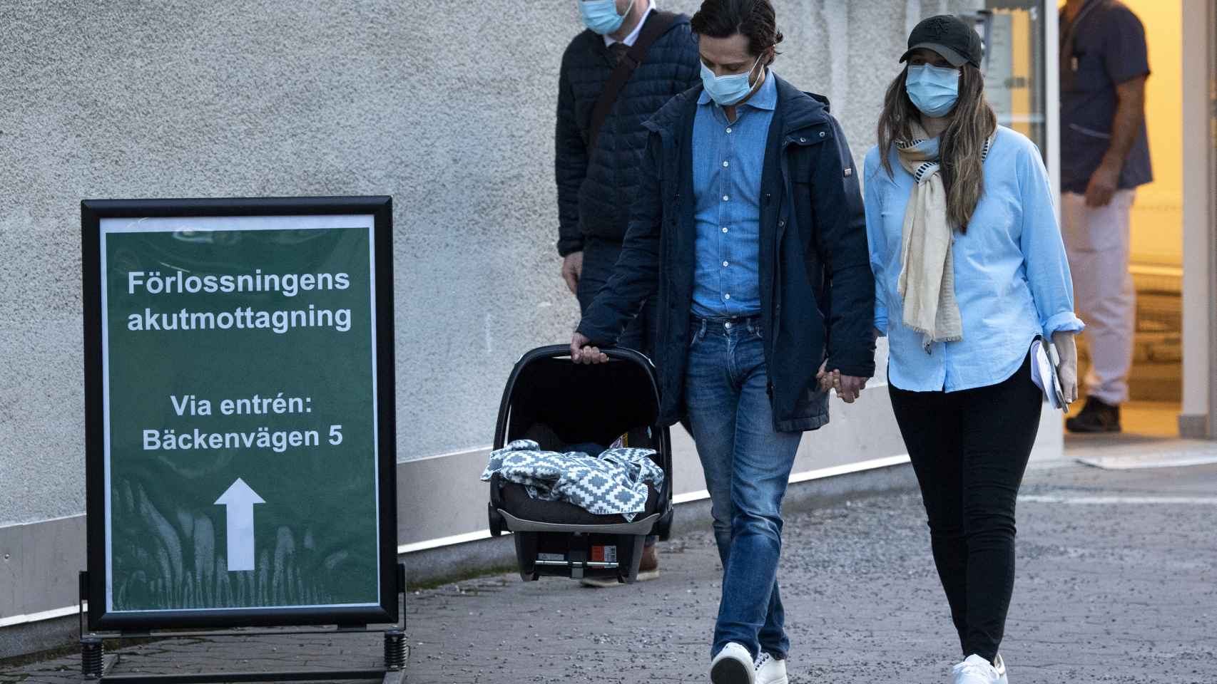 Carlos Felipe y Sofía de Suecia saliendo del hospital, cogidos de la mano y con su tercer hijo.