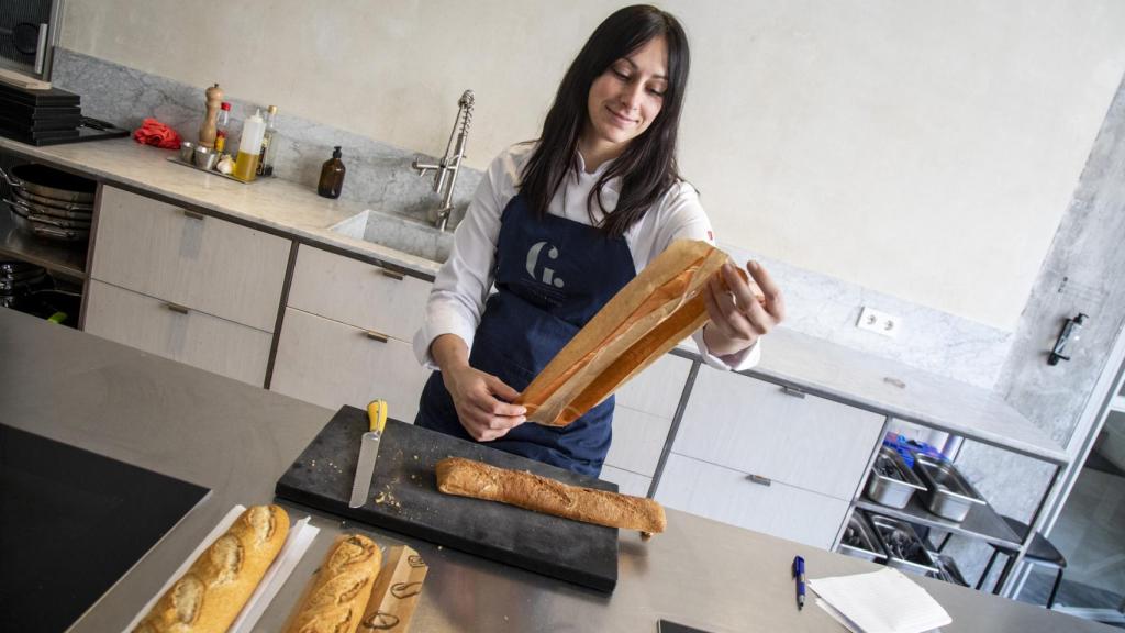 La cocinera Celia lee la composición de la barra de Dia antes de probarla.