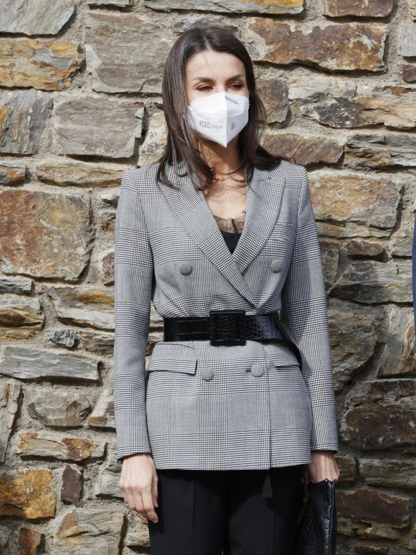 Letizia ha apostado por una chaqueta de Carolina Herrera.