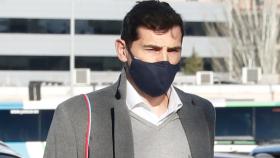 Iker Casillas llevando a sus hijos al colegio.
