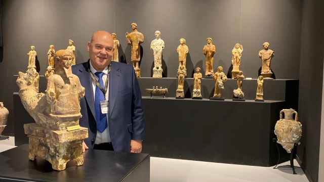 El empresario y coleccionista Vicente Jiménez Ifergan, en la edición Feriarte 2019, con una selección de las figuras fenicias de terracota.