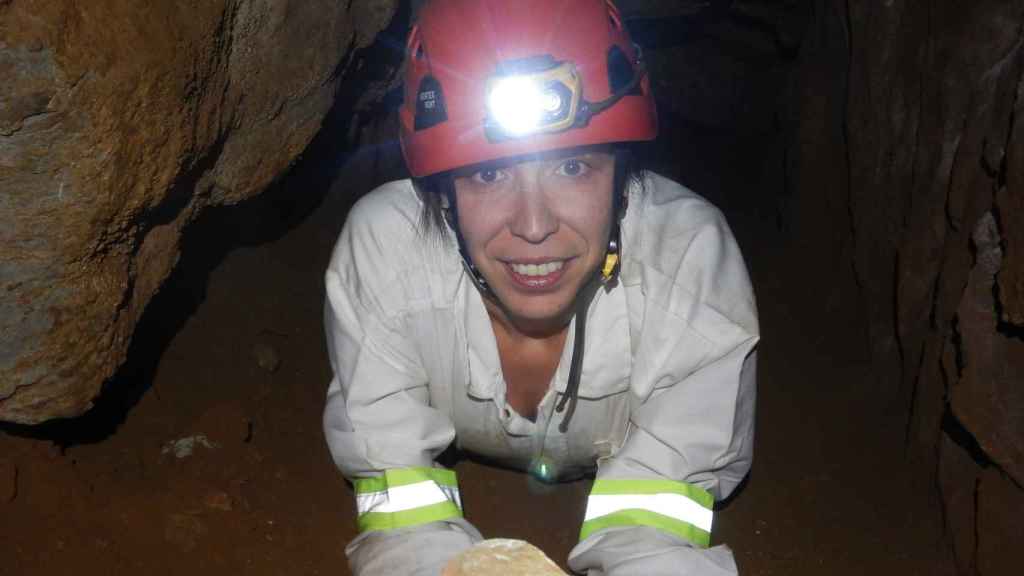 Mercedes Conde, en la Cueva de Rising Star (Sudáfrica) donde aparecieron los fósiles de Homo Naledi.