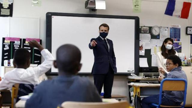 El presidente de Francia, Emmanuel Macron, durante la visita a un colegio.