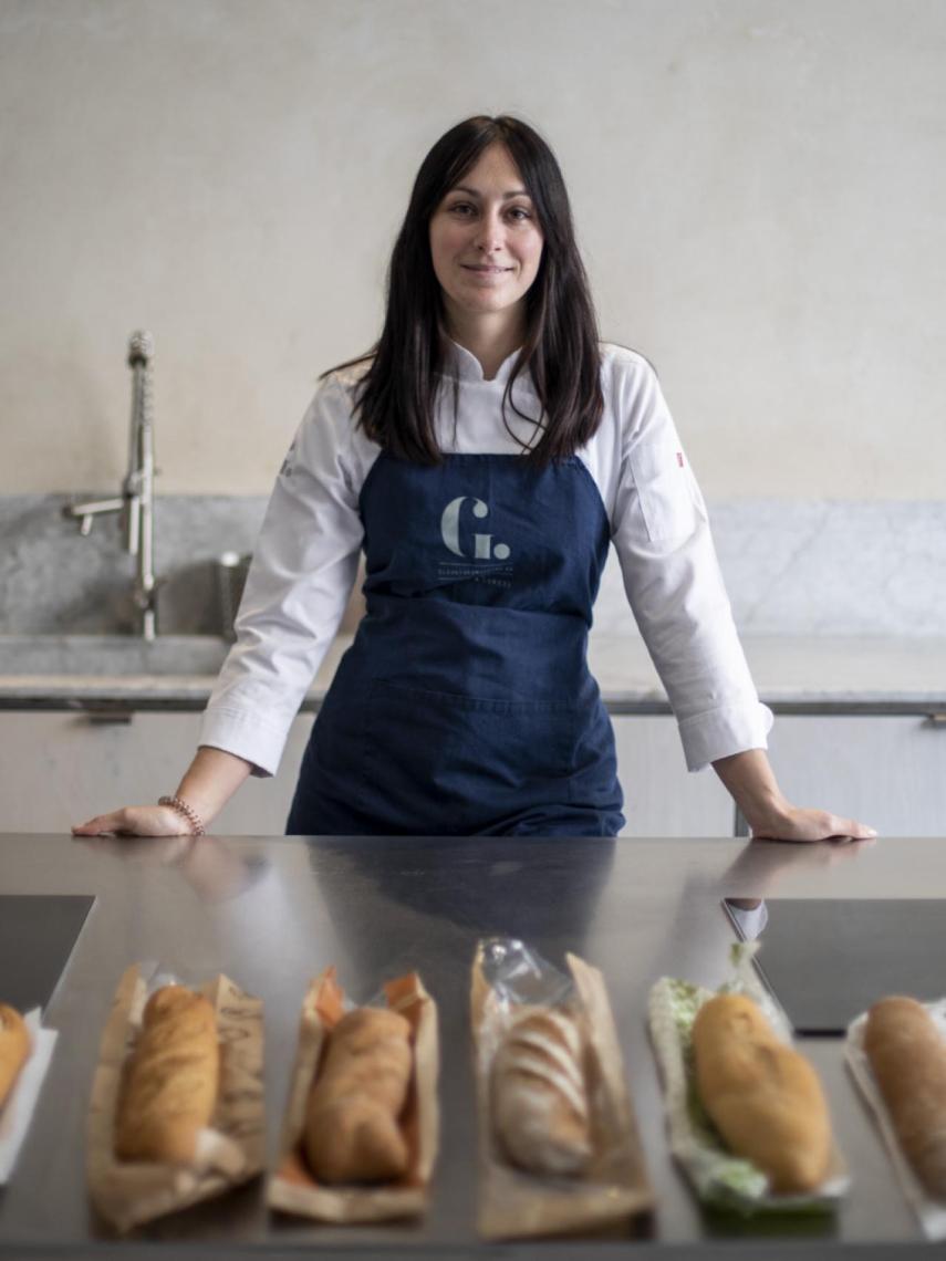 Celia, profesora de panes y masas de la escuela El Gusto es nuestro, con las barras de pan integral probadas.