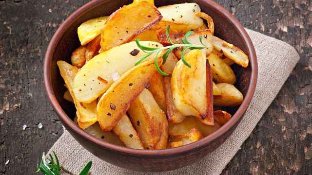 Cómo cortar y cocinar patatas en gajos