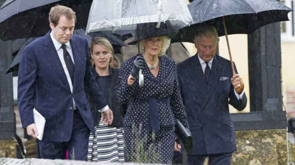Tom Parker, junto a su hermana Laura, su madre y el príncipe Carlos.