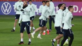 Los jugadores de la Selección calentando