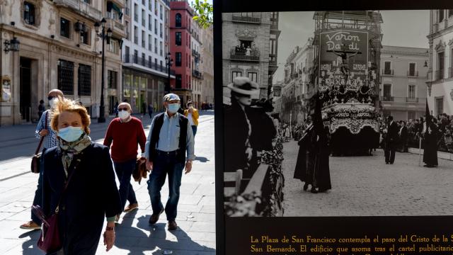 Exposición sobre la Semana Santa en Sevilla.