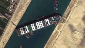 El carguero Ever Given, encallado en el Canal de Suez.