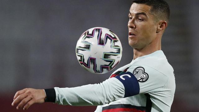 Cristiano durante un partido de Portugal contra Serbia