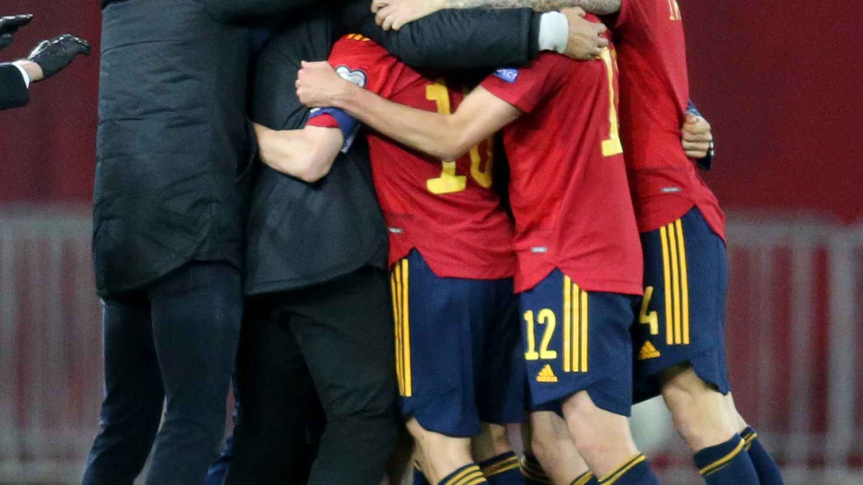 La selección española celebra el gol de Dani Olmo a Georgia en el minuto 92