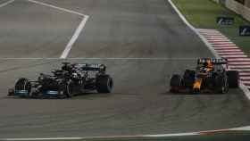 Hamilton adelanta a Verstappen en el GP Bahrein de Fórmula 1