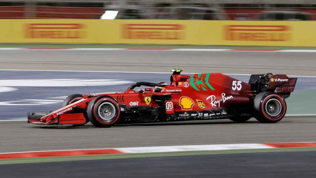Carlos Sainz con su SF21 en el Gran Premio de Bahrein