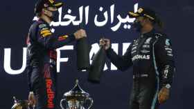 Hamilton y Verstappen brindan en el podio del Gran Premio de Bahrein