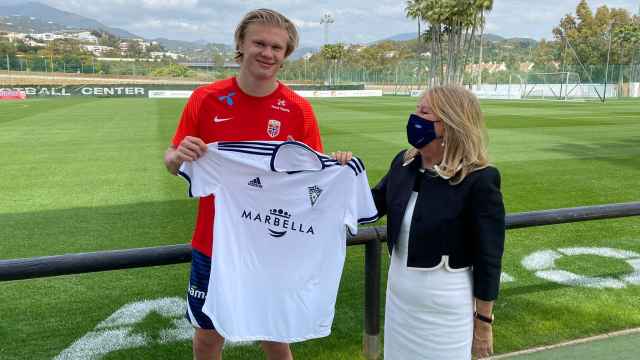 Erling Haaland posa junto a la alcadesa Ángeles Muñoz con la camiseta del Marbella
