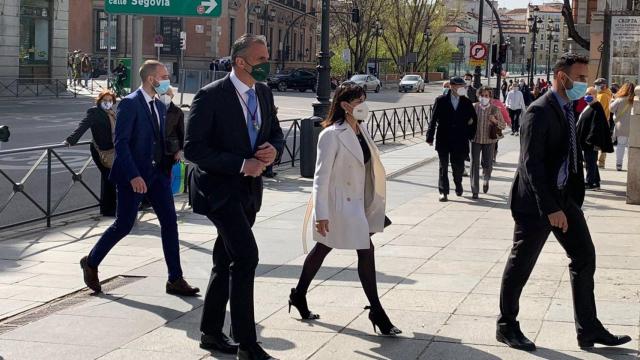 Ortega Smith acude a la misa del Domingo de Ramos en la catedral de la Almudena.