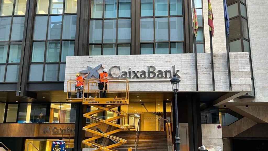 Así luce la nueva CaixaBank en las antiguas sedes de Bankia en Madrid y Valencia