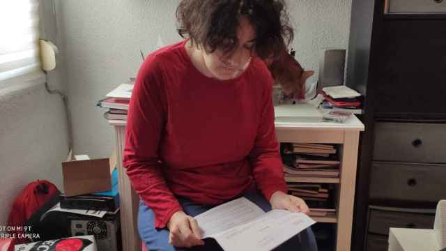 Montse, en su casa de Valencia, leyendo la notificación de la Consellería de Igualdad y Políticas Inclusivas.