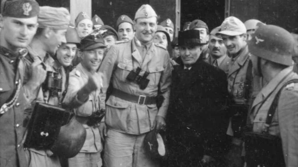 Otto Skorzeny junto a Benito Mussolini tras su rescate.