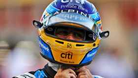 Fernando Alonso se abrocha el casco antes de comenzar un Gran Premio de Fórmula 1