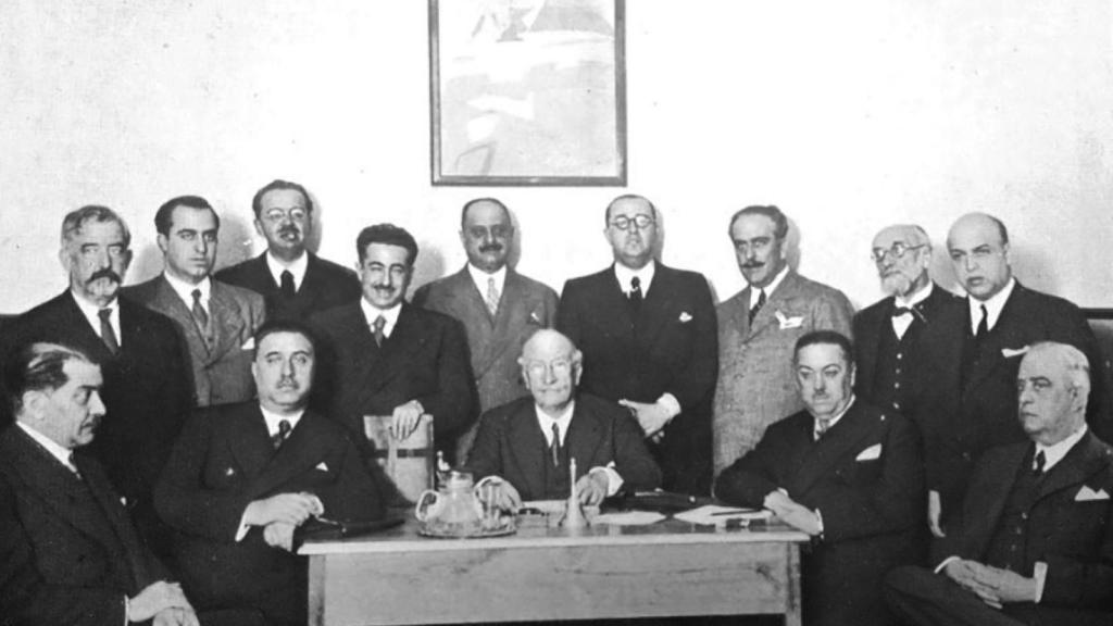 Salazar Alonso (de pie, cuarto por la izquierda) en una reunión del Comité Ejecutivo del Partido Republicano Radical en mayo de 1934.