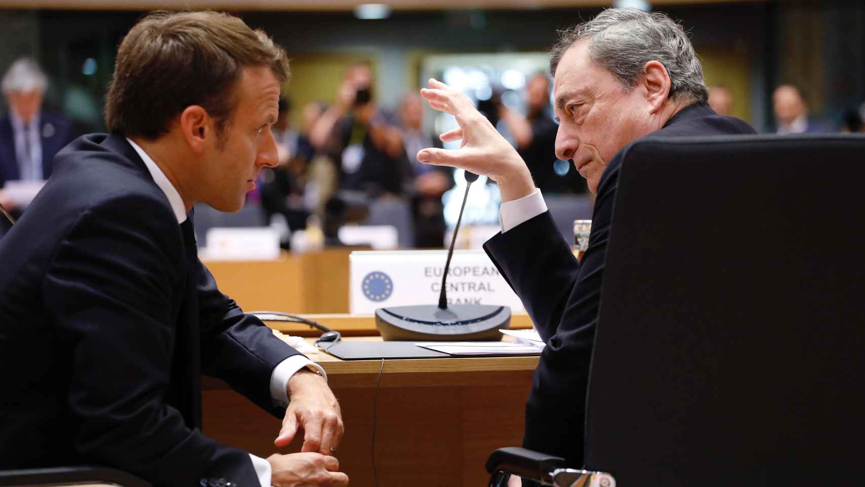 Emmanuel Macron y Mario Draghi conversan durante una cumbre europea