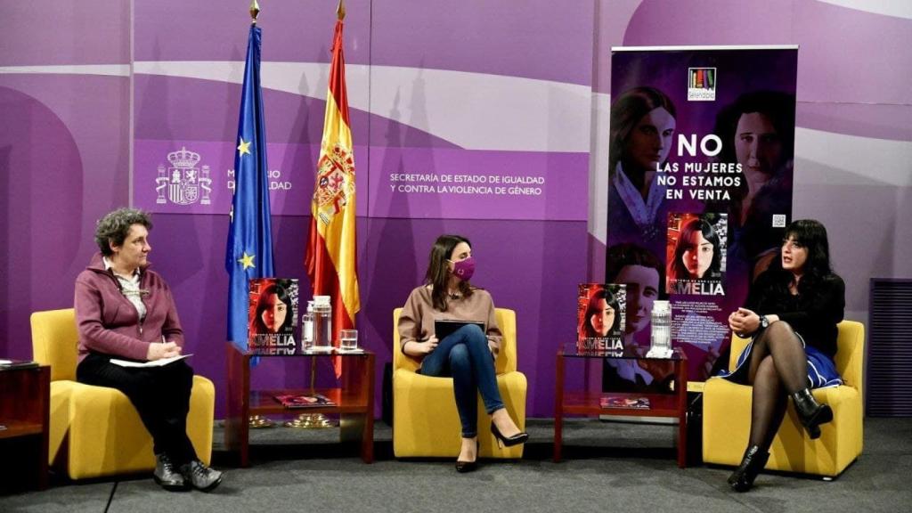 Beatriz Gimeno, directora del Instituto de las Mujeres; Irene Montero, Ministra de Igualdad; y Amelia Tiganus, activista.