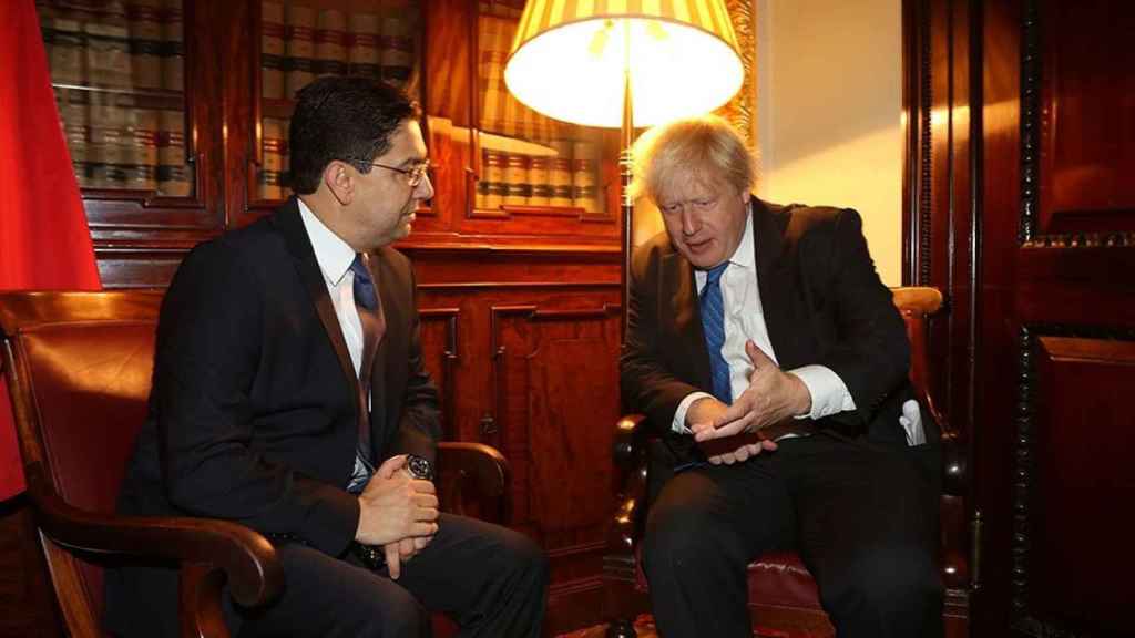 Nasser Bourita, el ministro de Exteriores de Marruecos, junto al primer ministro británico, Boris Johnson.