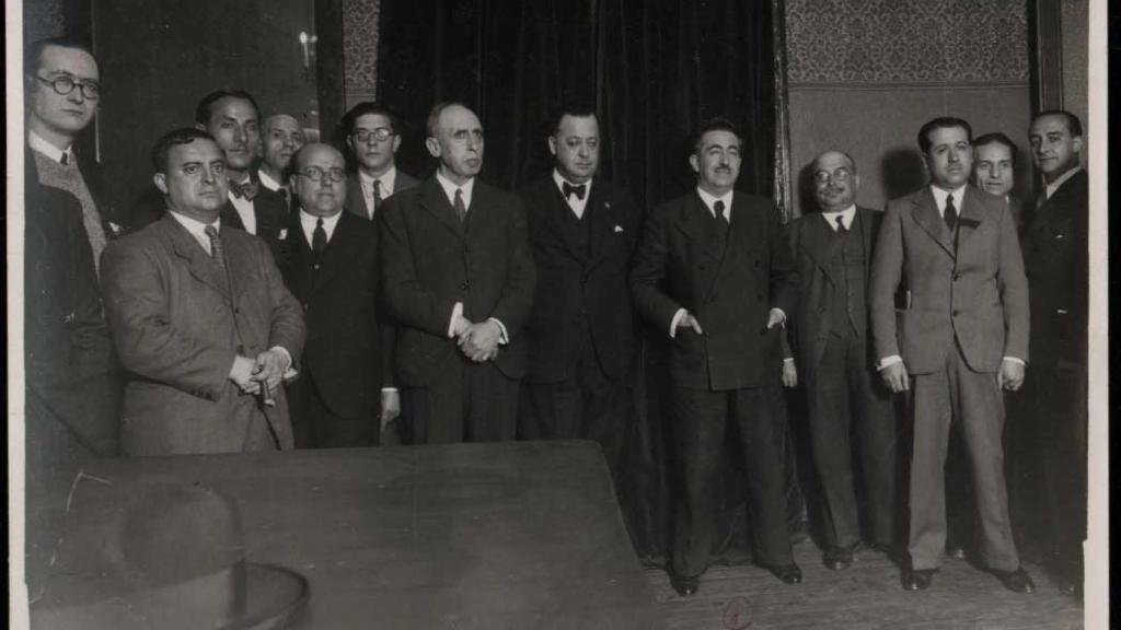 Rafael Salazar Alonso (quinto por la derecha), durante una reunión con profesores mercantiles.