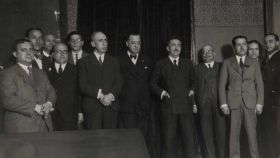 Rafael Salazar Alonso (quinto por la derecha), durante una reunión con profesores mercantiles.