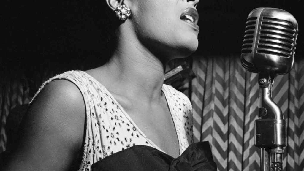 Billie Holiday en plena actuación.