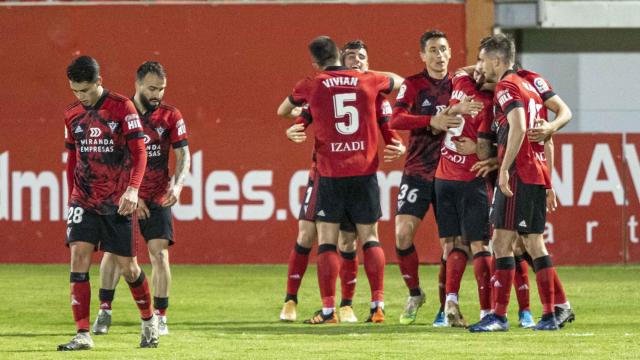 Los jugadores del CD Mirandés celebran un gol